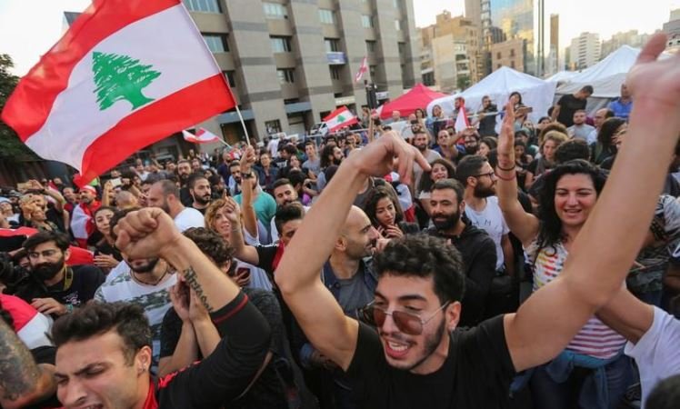 قيادة الجيش اللبناني تدعو المتظاهرين إلى فتح الطرق