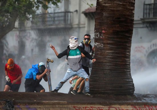 تشيلي: اشتباكات بين الشرطة ومتظاهرين يطالبون باستقالة الرئيس بينيرا