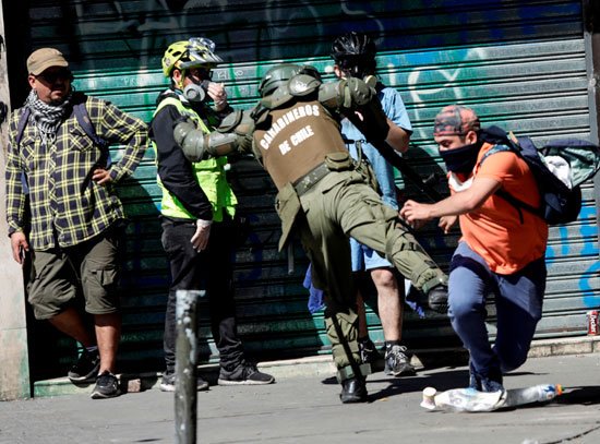 تصاعد المواجهات بين المتظاهرين والشرطة في تشيلي.. وتراجع قياسي للعملة