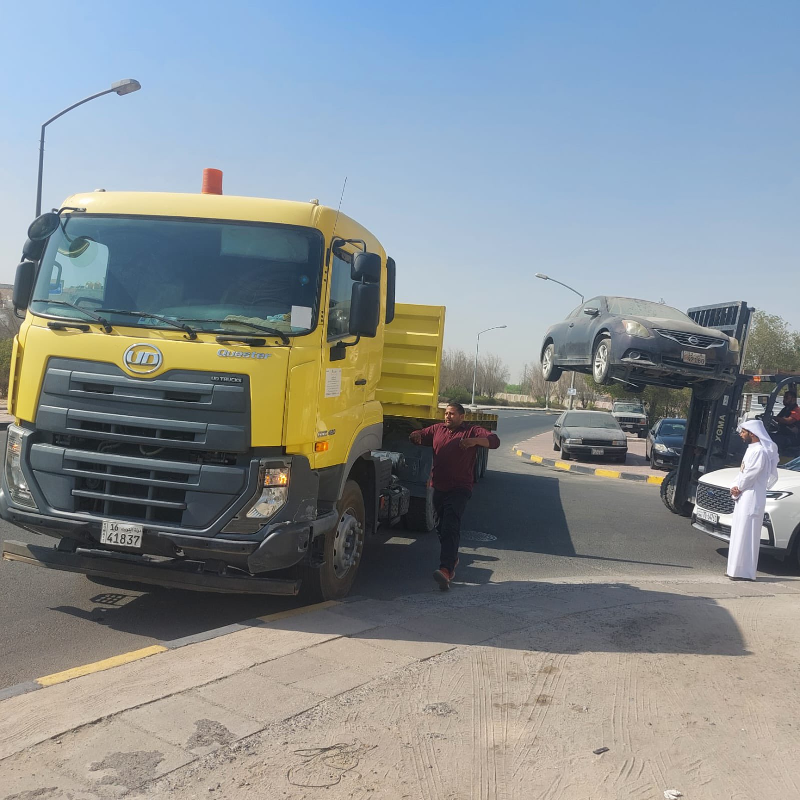 البلدية: رفع المركبات المهملة والعربات المتنقلة المخالفة بمحافظة مبارك الكبير