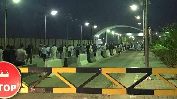 العراق: متظاهرون يقتحمون مطار النجف.. والشرطة تمنع محتجين من اقتحام منزل محافظ الناصرية