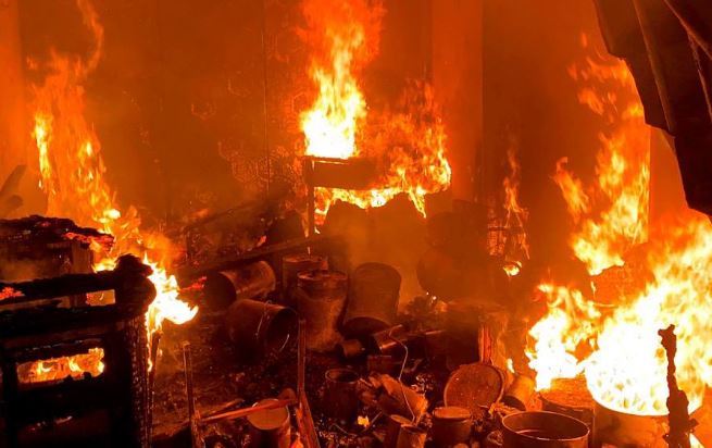  5 فرق الإطفاء سيطرت على حريق محلات أخشاب ومناجر في منطقة الشويخ الصناعية