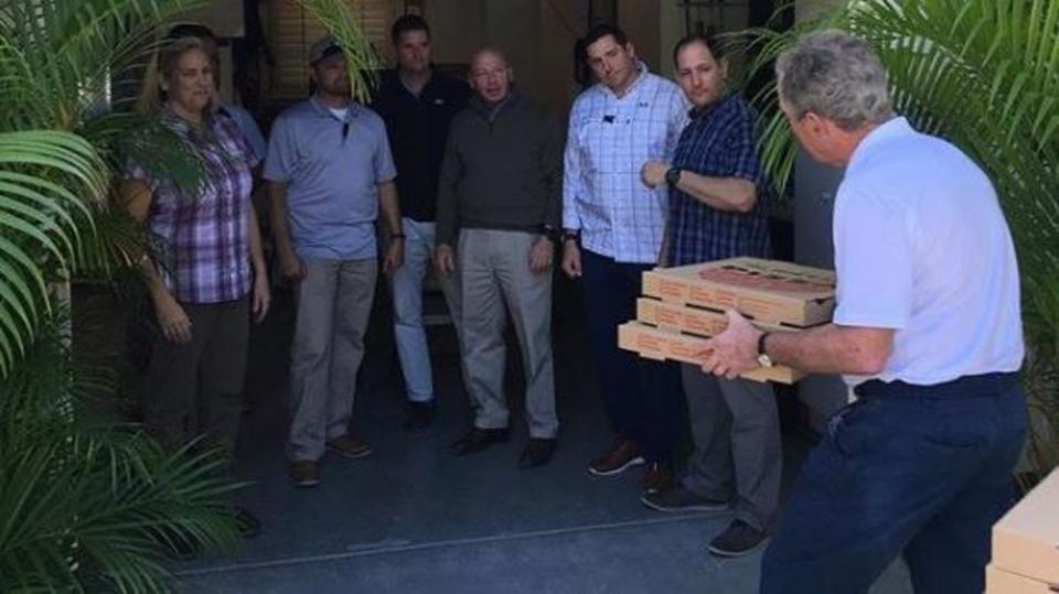 جورج بوش يقدم البيتزا للموظفين بسبب الإغلاق الحكومي