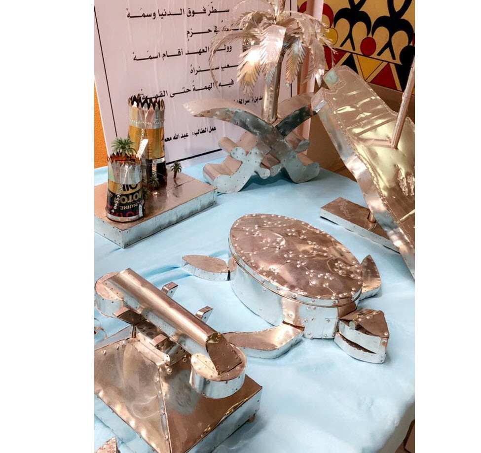 معلم سعودي يحول «التنك» إلى نماذج فنية إبداعية 