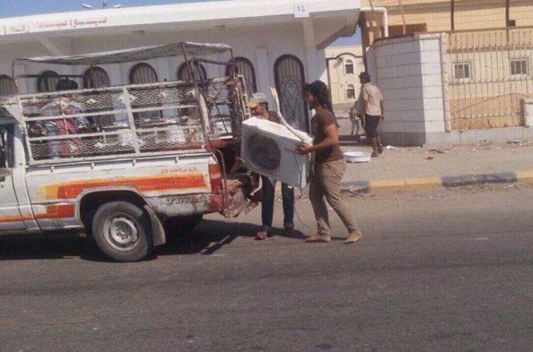 الحوثيون ينهبون صنعاء