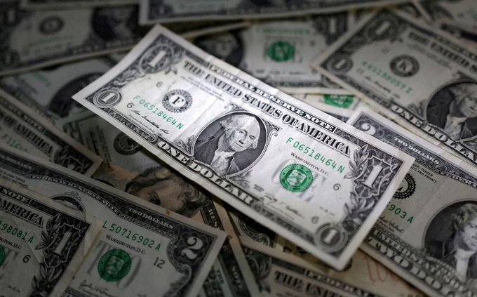  الدولار يتراجع وسط ترقب لبيانات التضخم في أمريكا وقرارات بنوك مركزية
