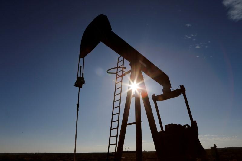  النفط يتراجع مع ترقب المستثمرين لتطورات الأحداث في الشرق الأوسط