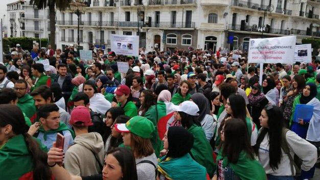 مسيرات حاشدة لطلبة الجزائر رفضاً لرموز بوتفليقة