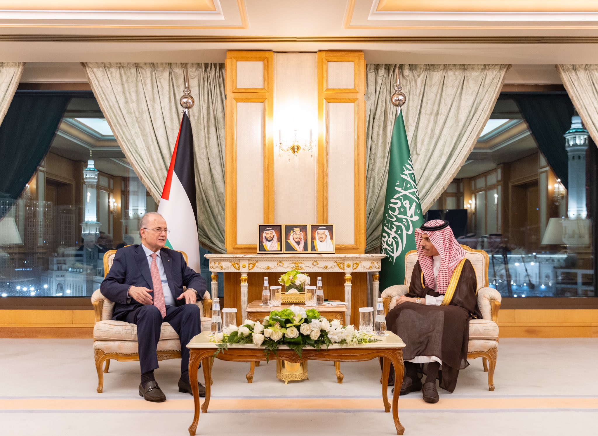  وزير الخارجية السعودي يبحث مع رئيس الوزراء الفلسطيني الأوضاع بالضفة الغربية وغزة