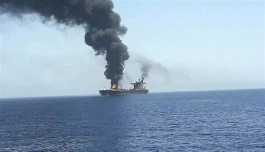  اشتعال النار في سفينتين بعد إصابتهما بصواريخ قبالة سواحل عدن