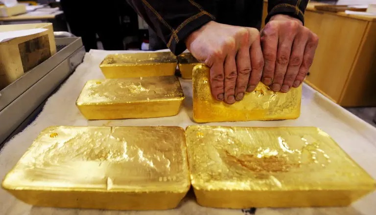  الذهب يتراجع على خلفية ارتفاع الدولار وتوقعات الفائدة في أمريكا