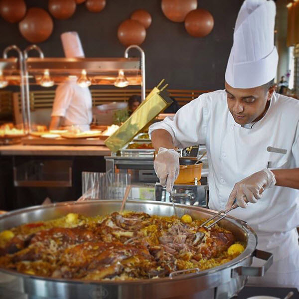  «الطبخ لدى الرجال الكويتيين».. شغف قديم يتحول من هواية إلى مهنة بين أوساطهم
