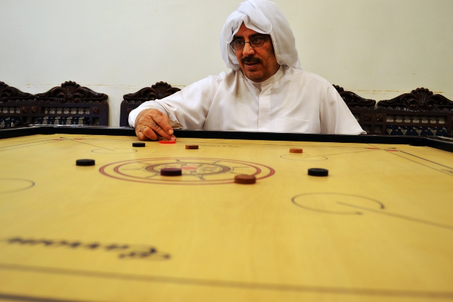 "الكيرم".. لعبة شعبية ذات شهرة واسعة في منطقة الخليج العربي