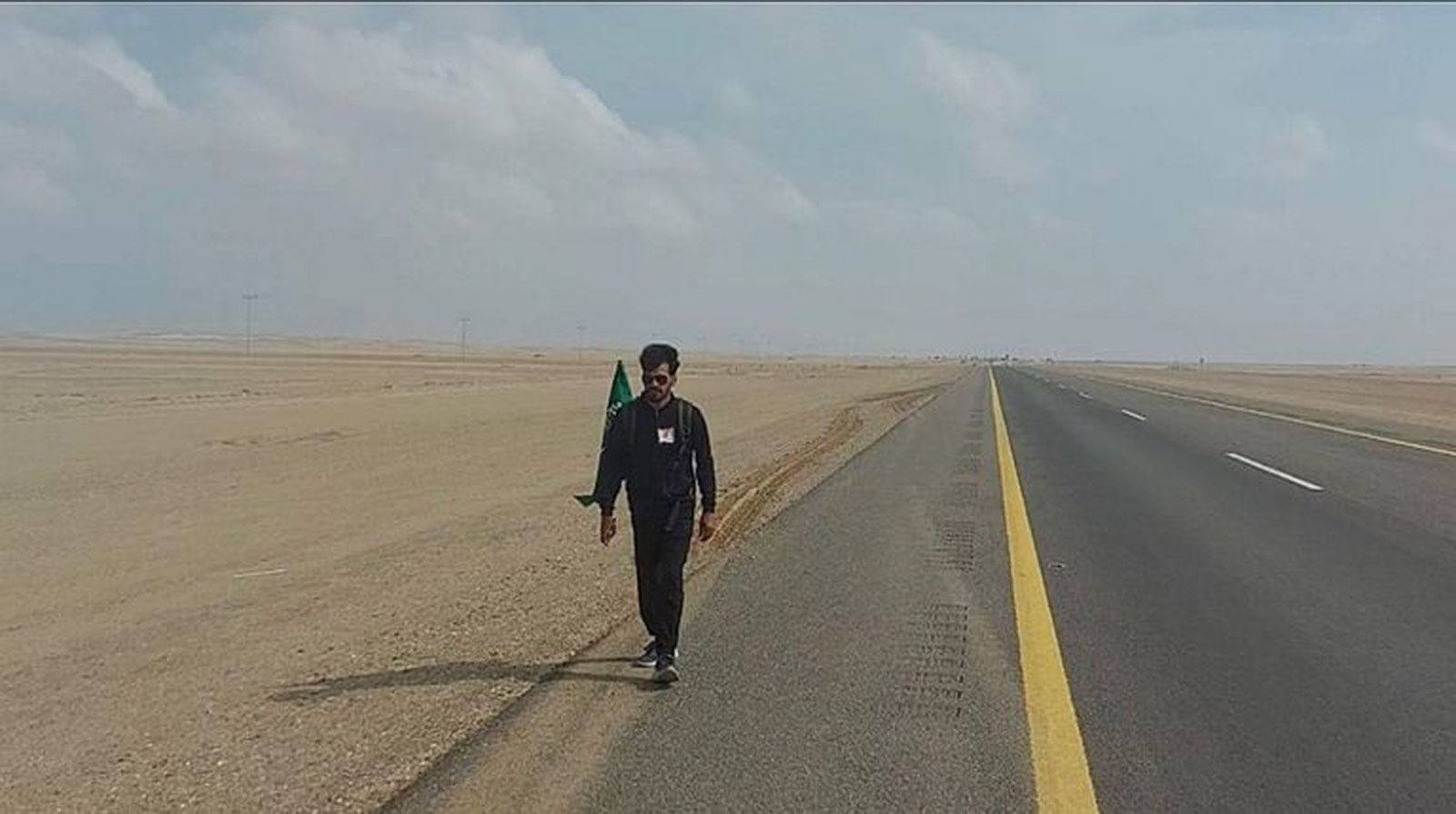  مغامر سعودي يبدأ رحلة من جدة إلى أبها سيراً على الأقدام