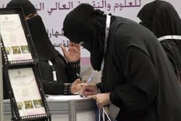 لأول مرة.. وظيفة "كاتب عدل" للنساء في السعودية