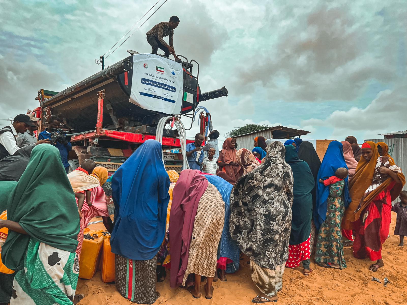 نماء الخيرية توزع سلات غذائية ومياهاً على أكثر من 17 ألف مستفيد في الصومال