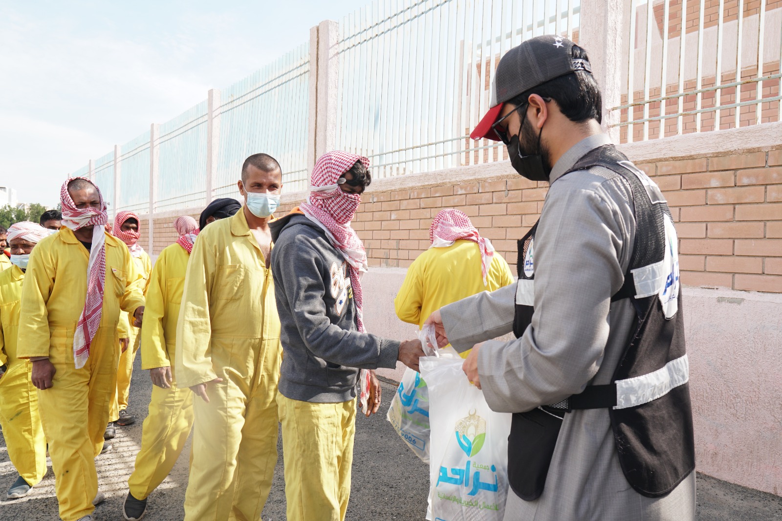 "تراحم الخيرية" توزع كسوة الشتاء على الأسر المتعففة والعمالة الوافدة داخل الكويت