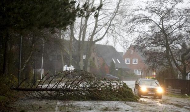 العاصفة "كارمن" تقطع الكهرباء عن 65 ألف منزل غربي فرنسا  