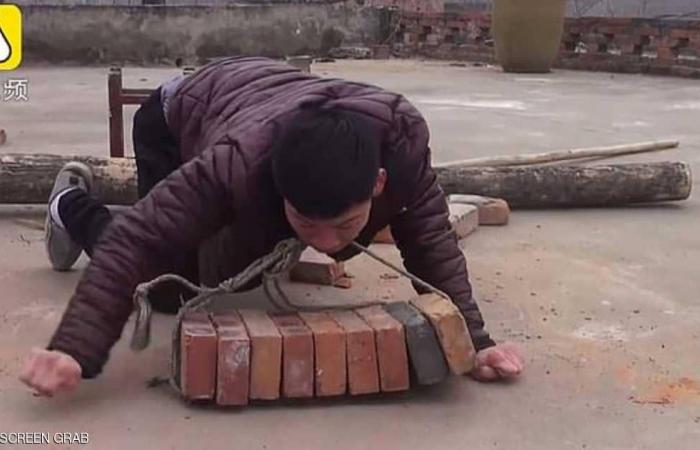 شاب صيني يساعد عائلته بعمل شاق رغم حالته الصحية الصعبة