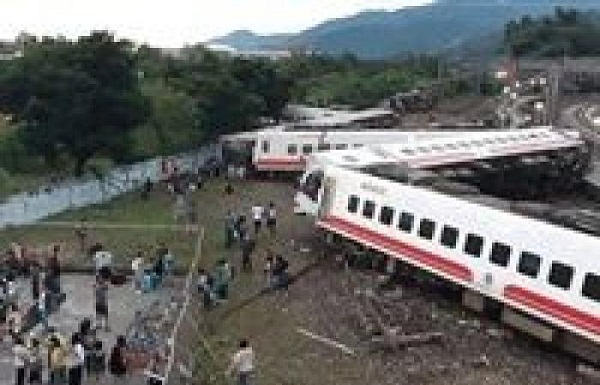 الشرطة: مقتل 5 وإصابة 100 بحادث قطار في بنجلادش