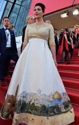 وزيرة الثقافة الإسرائيلية تحتفل بالقدس "عاصمة إسرائيل الأبدية" على فستانها بمهرجان كان