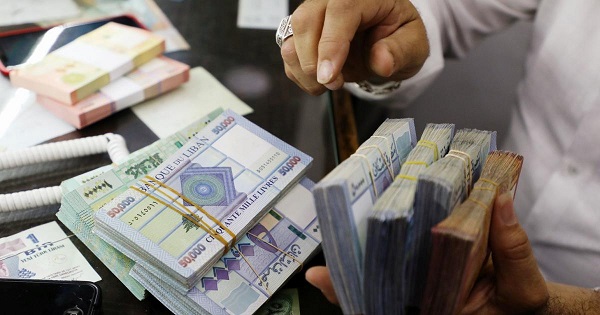 الليرة اللبنانية تستمر بالهبوط أمام الدولار وتقترب من رقمها القياسي
