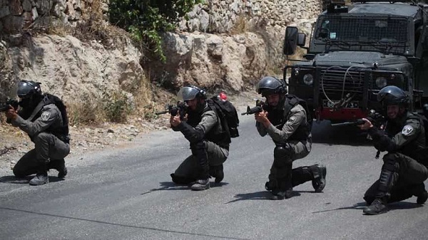 جيش الاحتلال الإسرائيلي يُصيب شابين جنوبي غزة