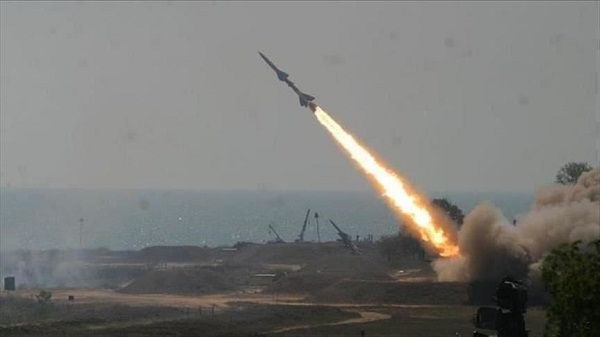 الحوثيون يعلنون إطلاق صاروخ على مقر لقيادة التحالف بالسعودية 