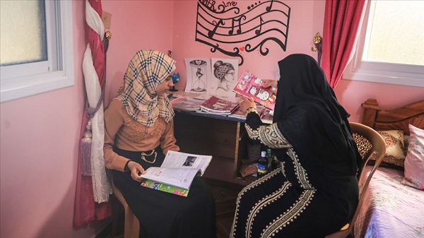 غزة.. التحقت بـ"الثانوية العامة" تشجيعا لابنتها فتفوّقت عليها