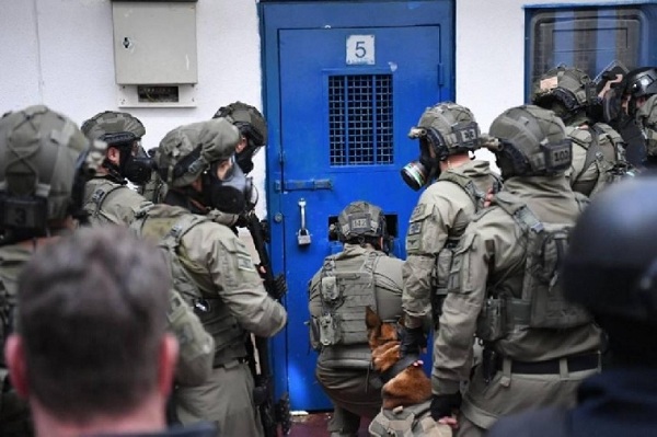 إصابة عشرات الأسرى في اعتداء الاحتلال على سجن النقب 