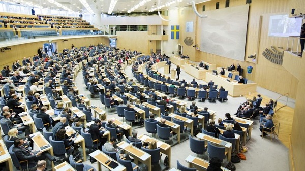البرلمان السويدي يقيل رئيس الحكومة في تصويت لحجب الثقة
