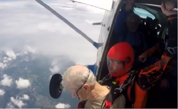 أمنية تتحقق ..رجل يبلغ من العمر 88 عاماً يقفز من طائرة