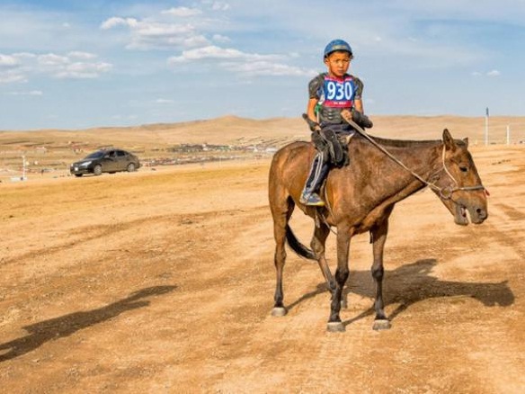 أطفال منغوليا  يتعلمون ركوب الخيل في سن الرابعة.