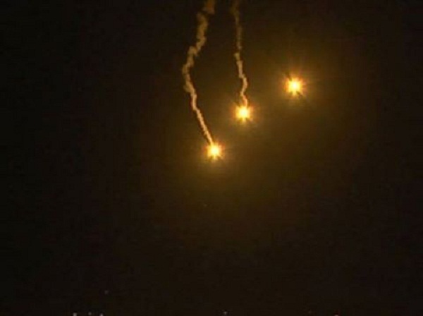  التحالف بقيادة السعودية يلقي قنابل ضوئية على ميناء عدن باليمن